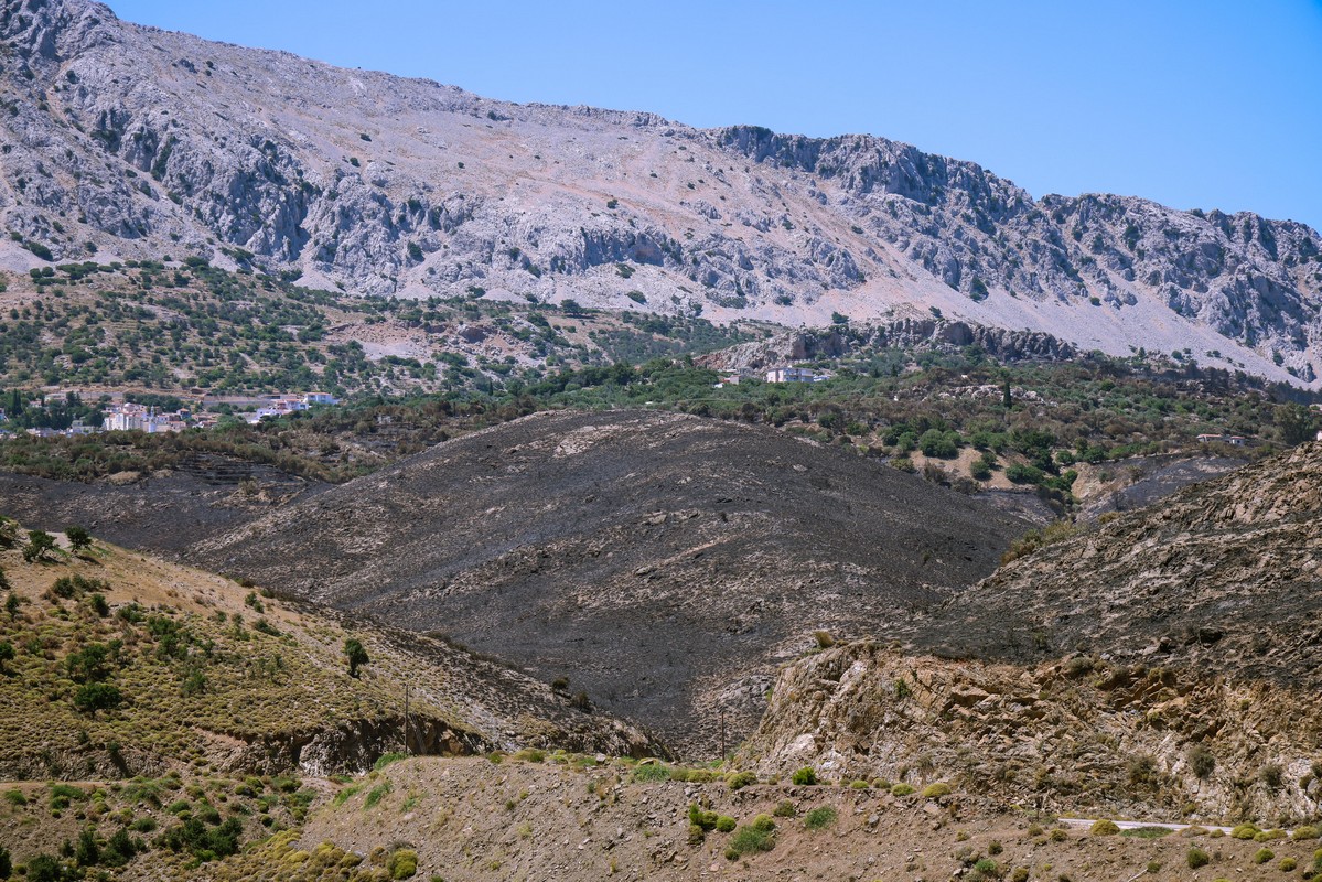 Χίος: Στη «μάχη» με τις αναζοπυρώσεις – 47.765 στρέμματα έγιναν «στάχτη»