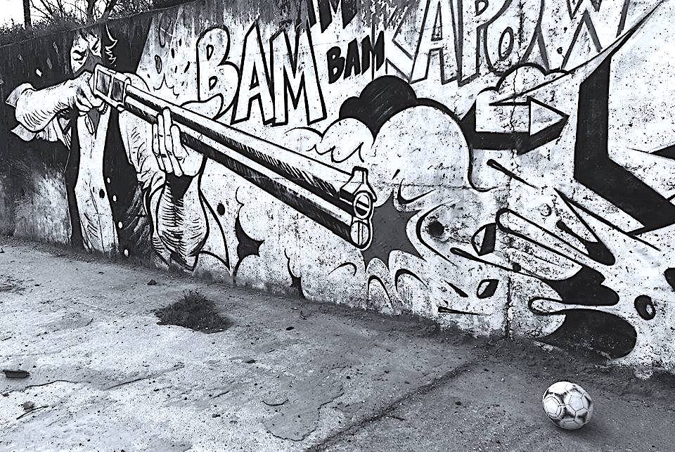 Η βία της φανέλας και της… πιτζάμας