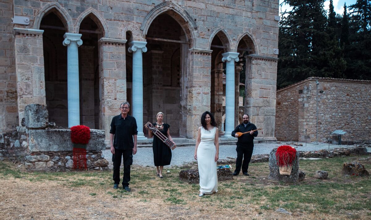 «Μητέρα Αράχνη»: Η παράσταση που διερευνά την πανάρχαια σχέση της υφαντικής τέχνης με τη λογοτεχνία και τη μουσική