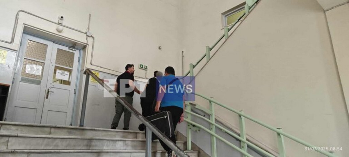 Βόλος: Στον ανακριτή η 52χρονη που κατηγορείται για αιμομιξία και παιδική πορνογραφία (ΦΩΤΟ)