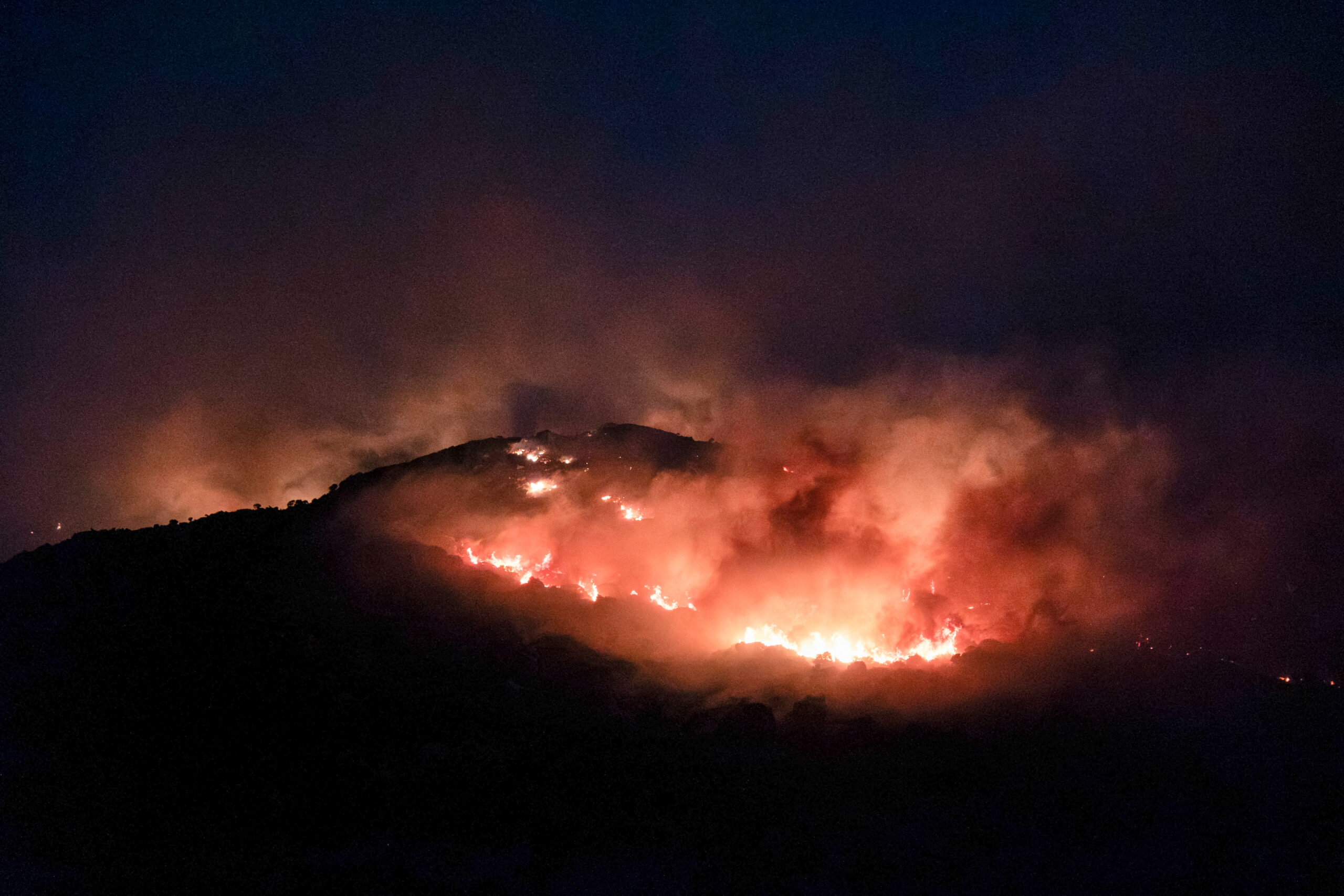 Φωτιές παντού! Η πιο δύσκολη νύχτα (ΦΩΤΟΡΕΠΟΡΤΑΖ)