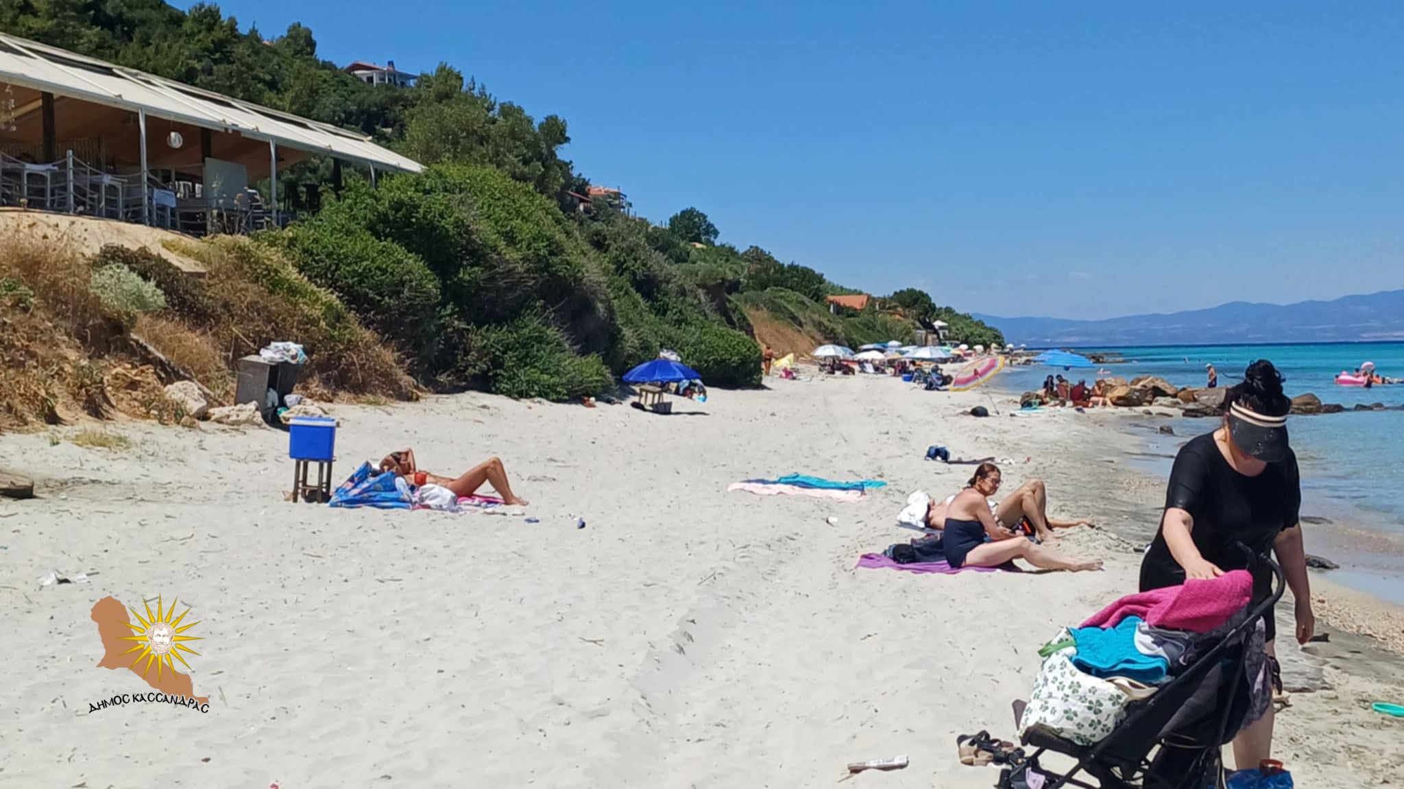 Χαλκιδική: Μπιτς μπαρ έβαλε παράνομα 693 ξαπλώστρες και 300 ομπρέλες στην Άφυτο (ΦΩΤΟ)