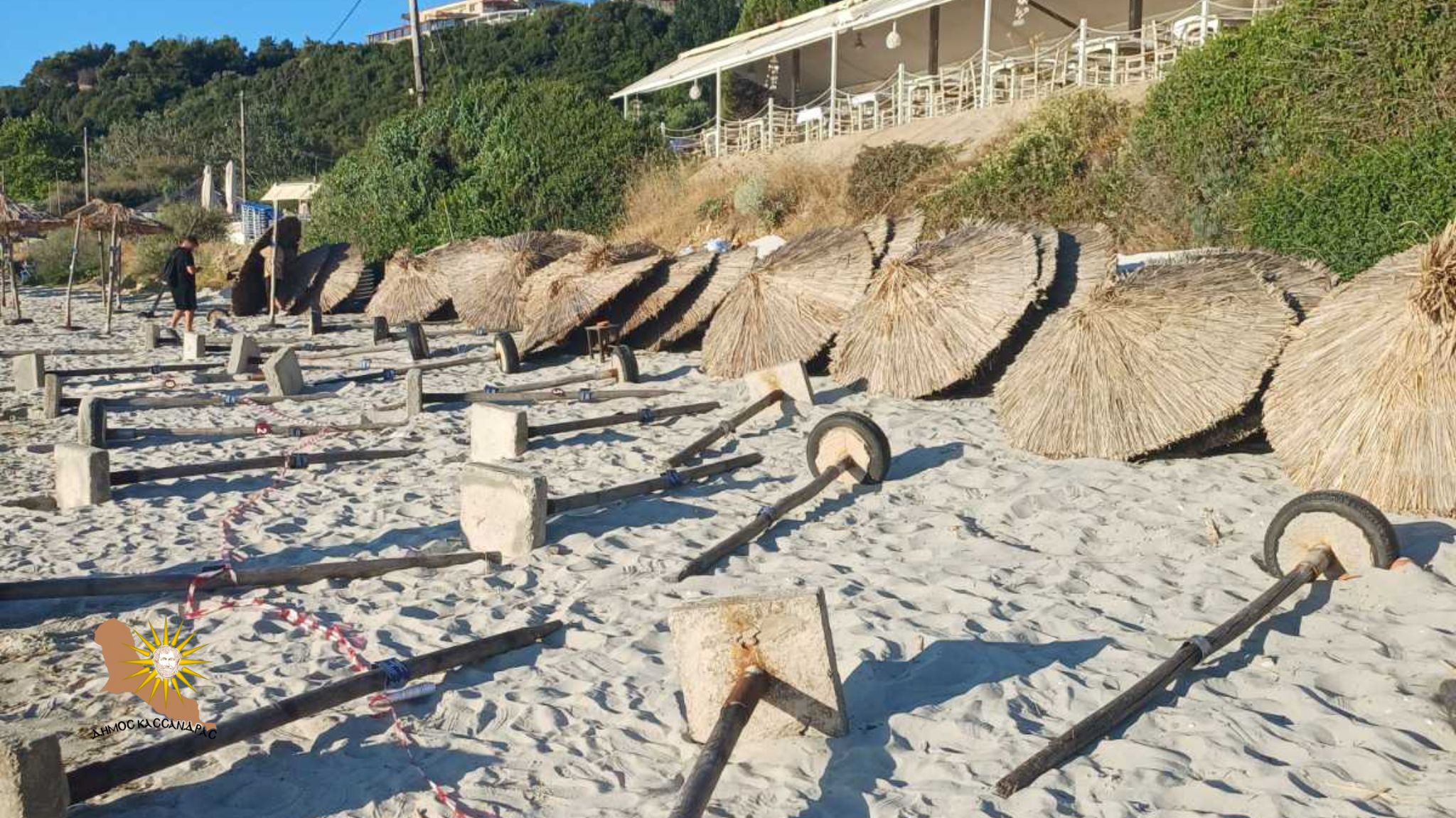 Χαλκιδική: Μπιτς μπαρ έβαλε παράνομα 693 ξαπλώστρες και 300 ομπρέλες στην Άφυτο (ΦΩΤΟ)