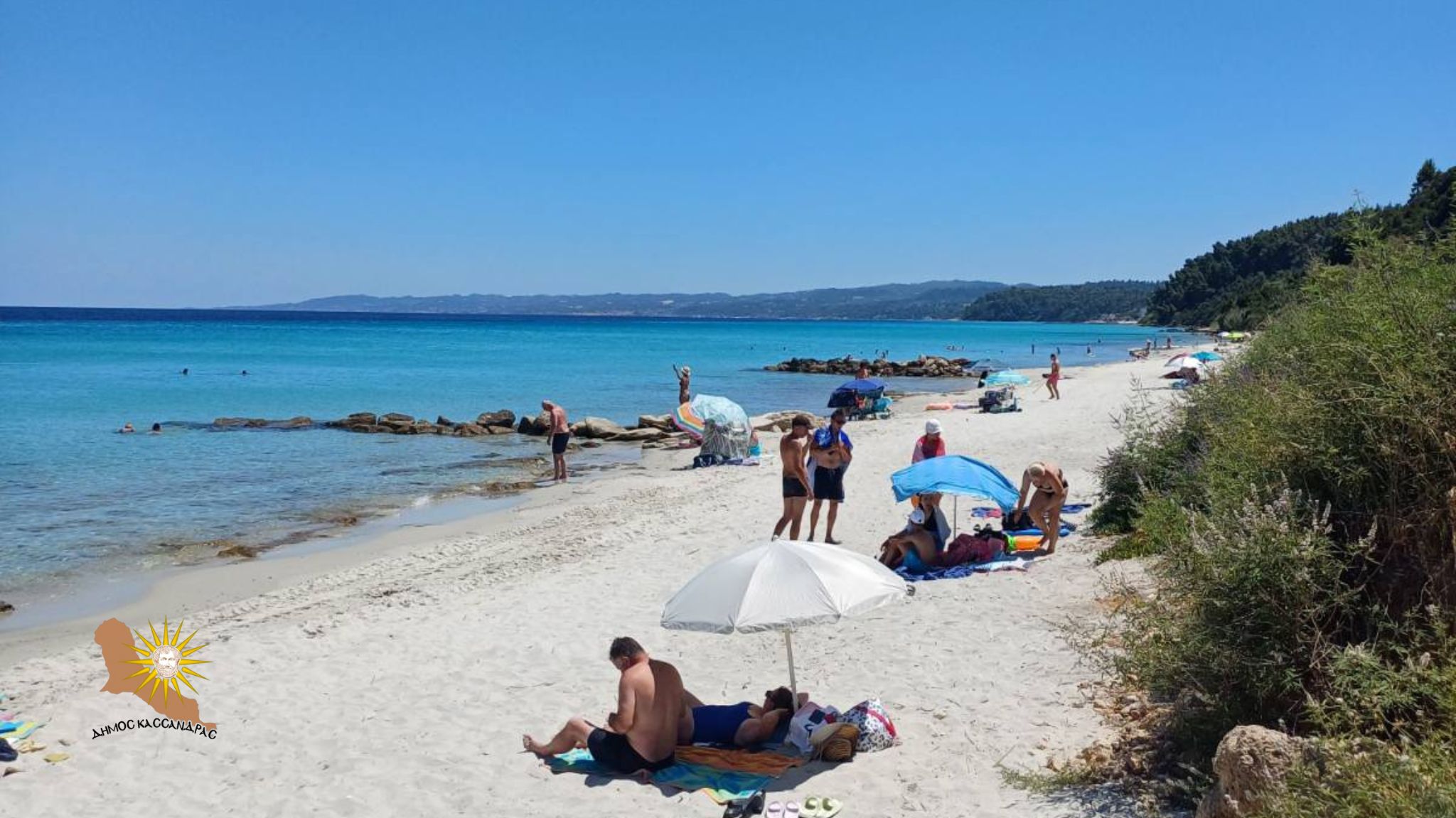 Χαλκιδική: Μπιτς μπαρ έβαλε παράνομα 693 ξαπλώστρες και 300 ομπρέλες στην Άφυτο (ΦΩΤΟ)