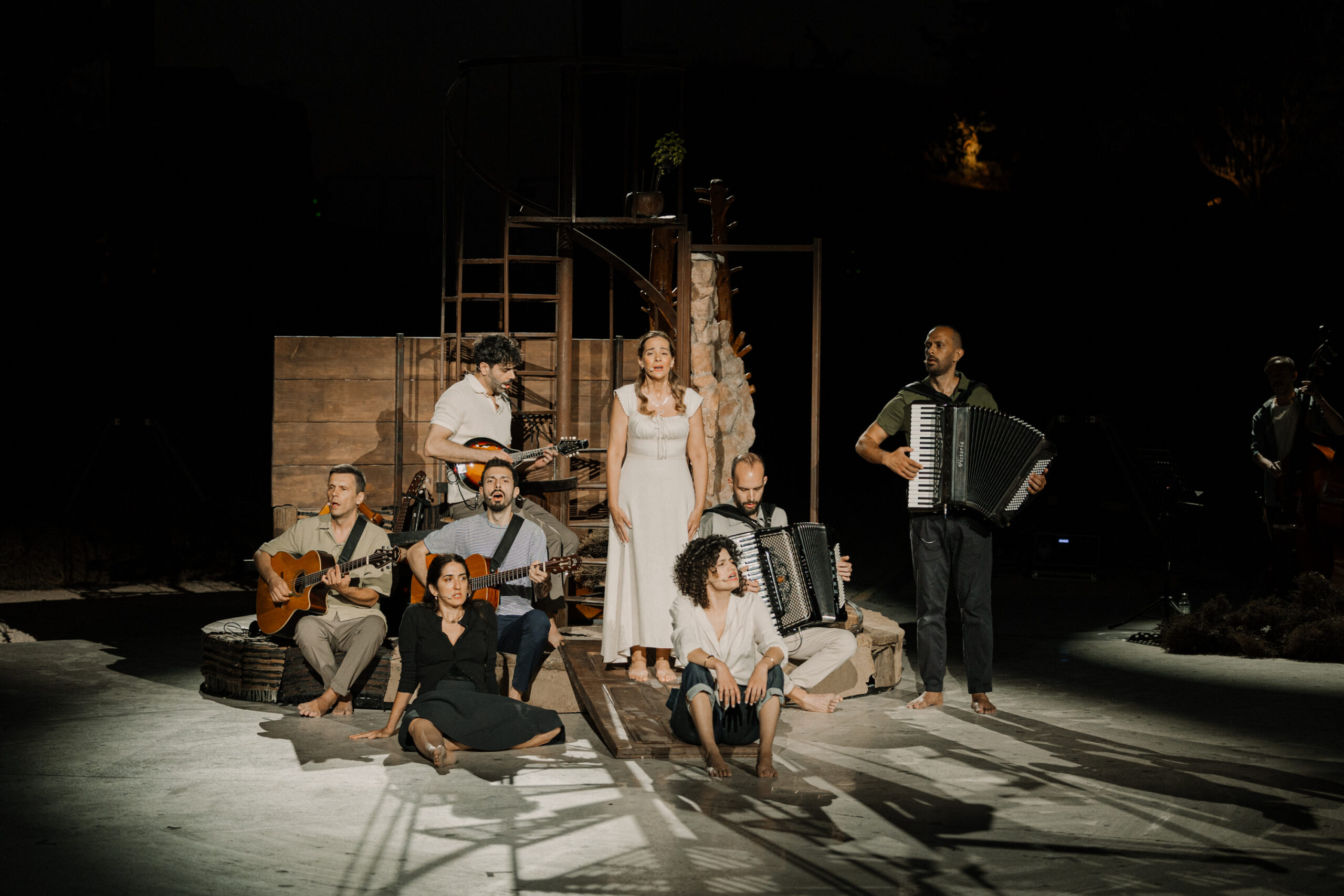 «Μες στους ανθισμένους κήπους»: Μια παράσταση για τον Μίκη Θεοδωράκη