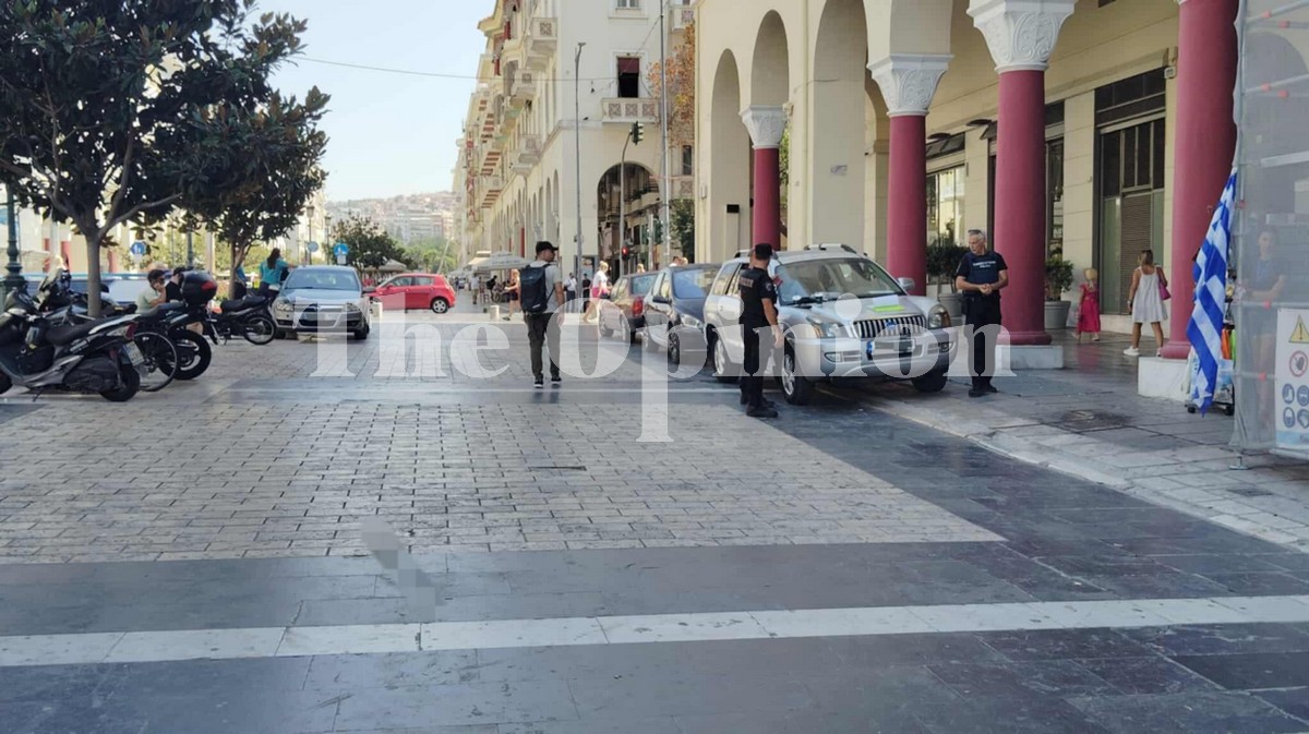 «Πάρκινγκ» το πλακόστρωτο στην Αριστοτέλους κάτω από Τσιμισκή – Επί τόπου η τροχαία (ΦΩΤΟ)