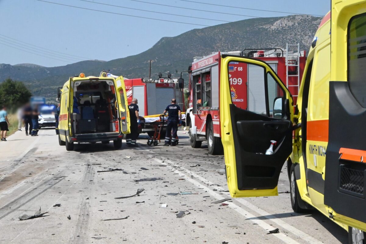 Αργολίδα: Τραγωδία στην άσφαλτο με τρεις νεκρούς μετά από σύγκρουση νταλίκας με τζιπ