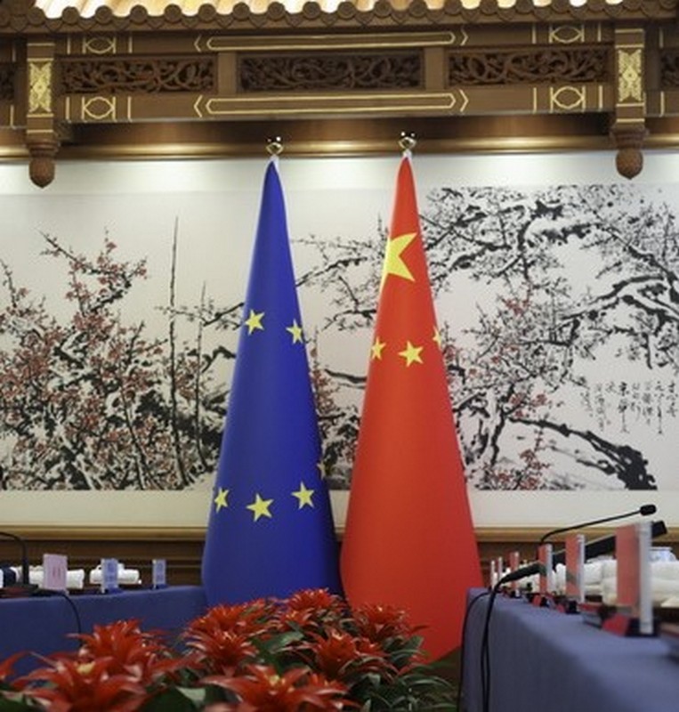 Με σκιά τη γεωπολιτική ένταση ξεκινά η σύνοδος κορυφής ΕΕ–Κίνας στο Πεκίνο