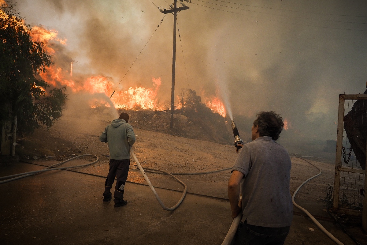 Μαίνονται οι πυρκαγιές στην Εύβοια – Καταστροφές σε υποδομές, τέσσερις πυροσβέστες τραυματισμένοι