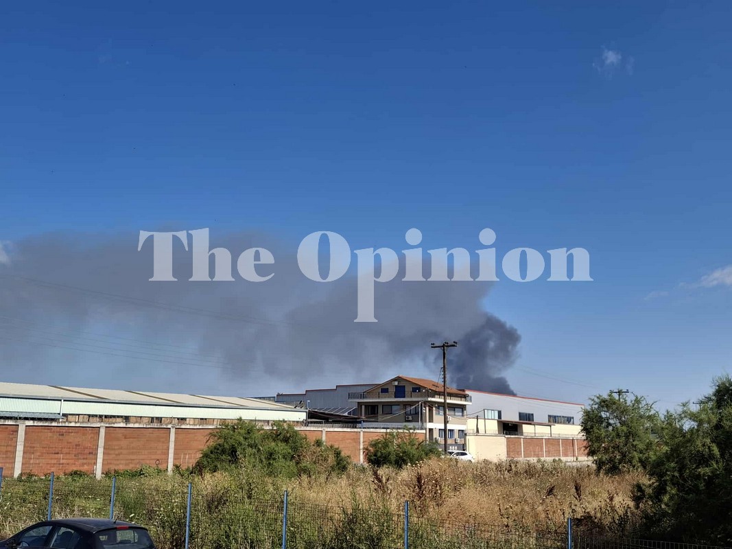 Σίνδος: Συνεχίζεται η επιχείρηση κατάσβεσης της φωτιάς στην εταιρεία ανακύκλωσης