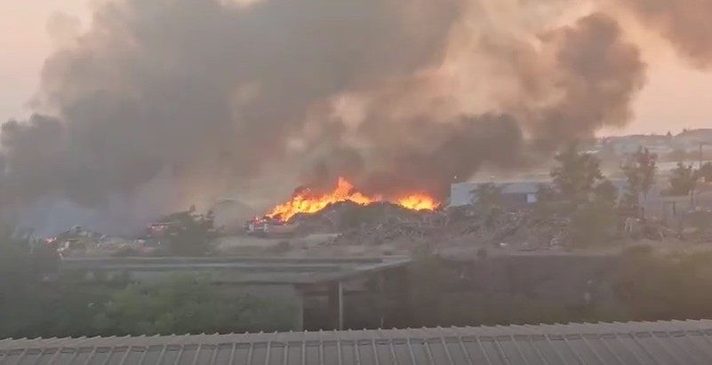 Αίγιο: Φωτιά σε εργοστάσιο ανακύκλωσης – Μήνυμα από το 112