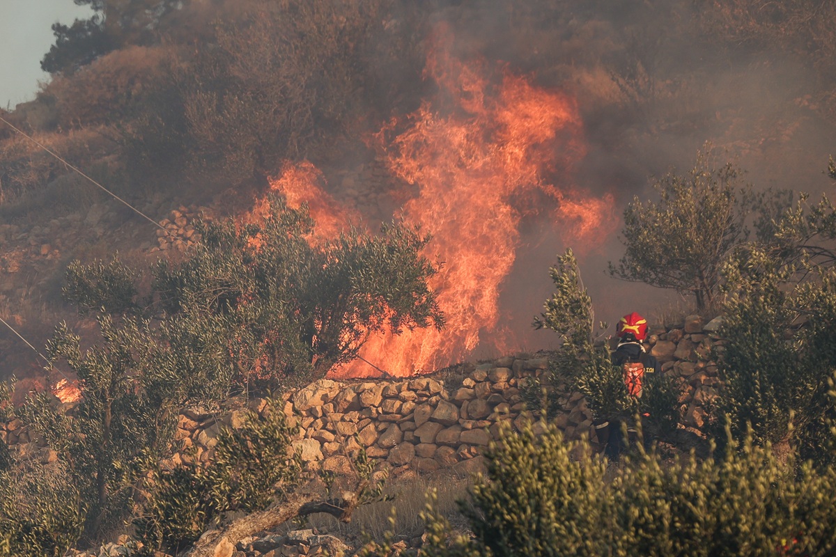 Κύθηρα: Μεγάλη αναζωπύρωση στην πυρκαγιά – Μήνυμα του 112 για εκκένωση οικισμών (VIDEO)