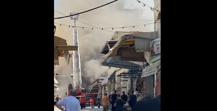 Θεσσαλονίκη: Ζημιές σε 4 καταστήματα από τη φωτιά στο Καπάνι (ΦΩΤΟ+VIDEO)