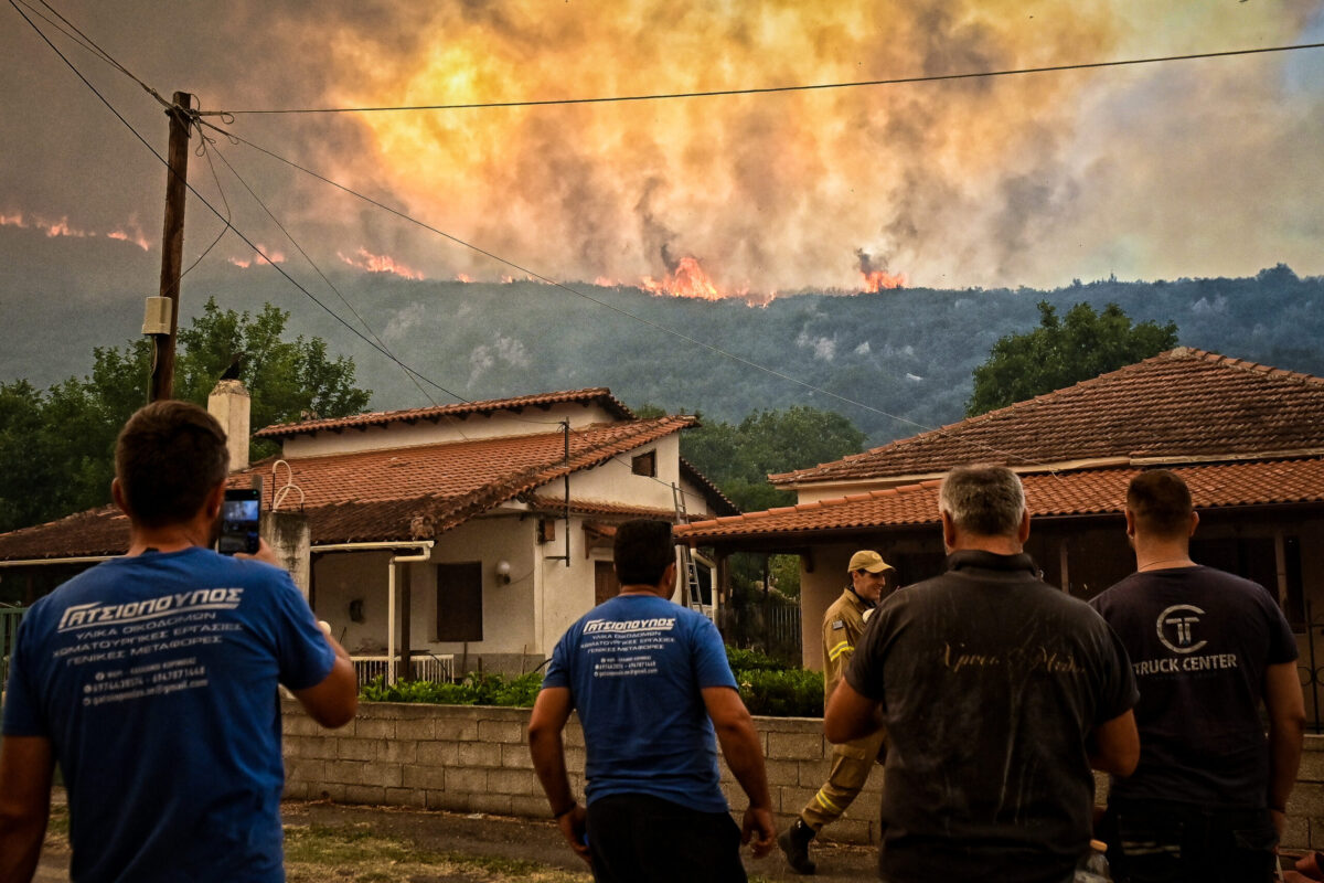 Xωρίς ενεργό μέτωπο η φωτιά στην Κορινθία – Στο νοσοκομείο δύο πυροσβέστες