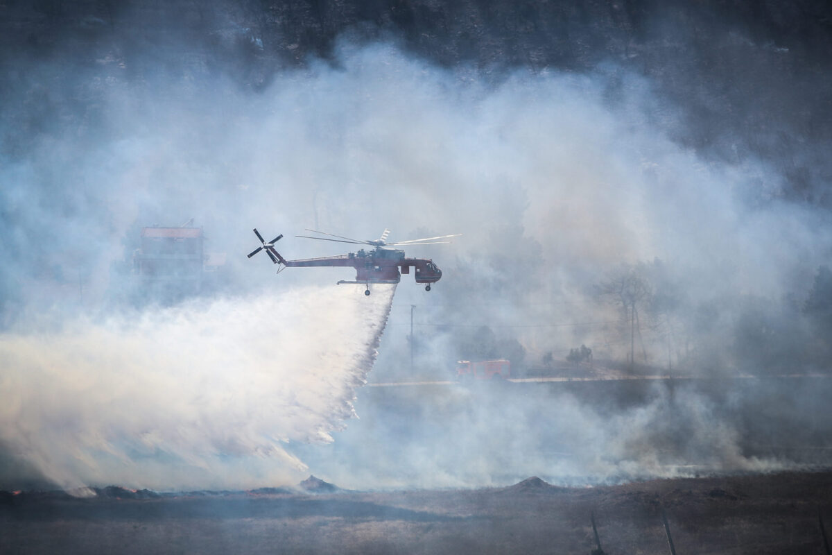 Μεγάλη φωτιά στην Πρέβεζα – Επιχειρούν 5 εναέρια μέσα