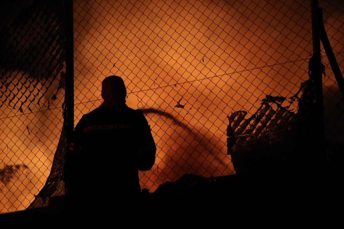 Πυρκαγιές στα εργοστάσια ανακύκλωσης: «Να αξιολογηθεί τυχόν επιμόλυνση του εδάφους»