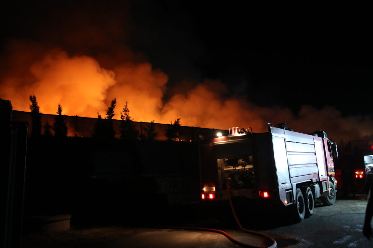 Θεσσαλονίκη: Συνεχίζεται η φωτιά σε εταιρεία ανακύκλωσης στη ΒΙ.ΠΕ Σίνδου (ΦΩΤΟ+VIDEO)