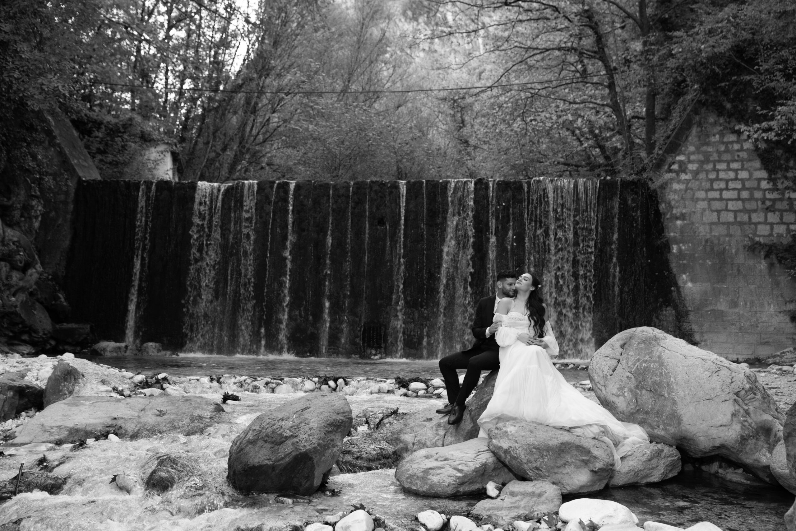 Θεσσαλονίκη: Ο καταρράκτες της Β. Ελλάδας πρωταγωνιστούν στα γαμήλια άλμπουμ – Viral οι πόζες από νύφες και γαμπρούς