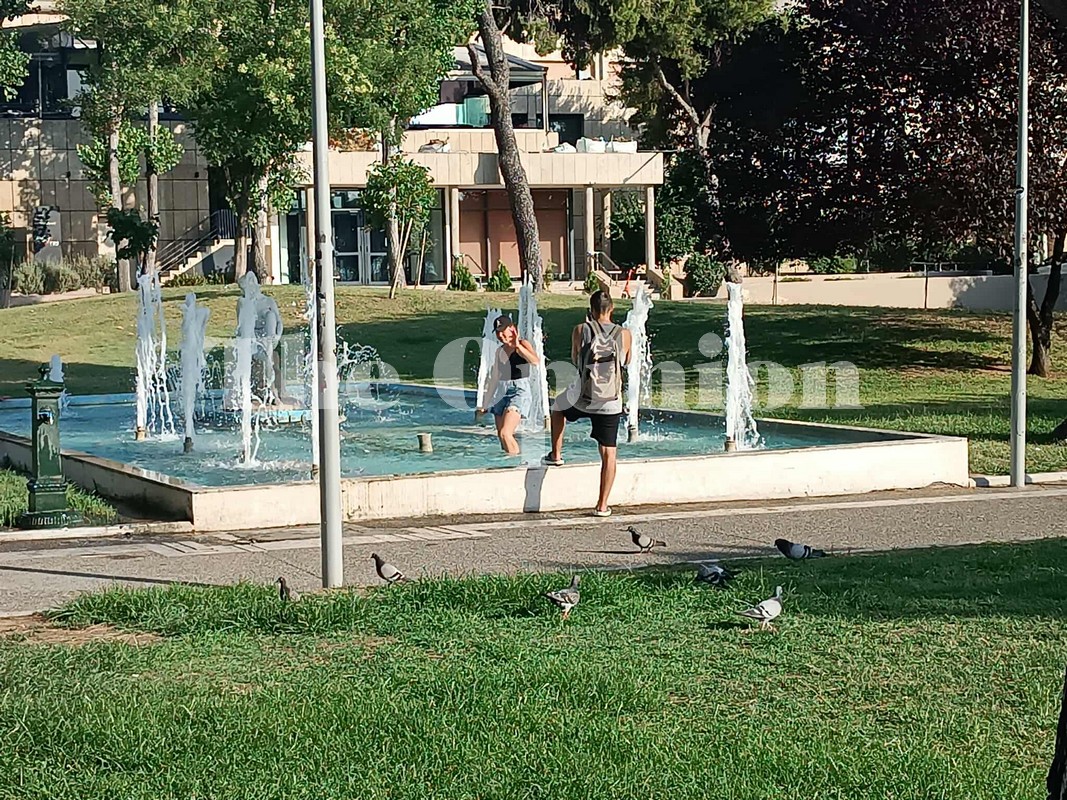 Θεσσαλονίκη: Πάνω από 40 βαθμούς η θερμοκρασία – Στα σιντριβάνια μπαίνουν οι τουρίστες (ΒΙΝΤΕΟ-ΦΩΤΟ)