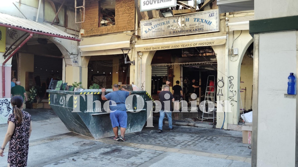 Καπάνι: Στάχτη και μυρωδιά καμένου το σκηνικό της επόμενης μέρας από την πυρκαγιά σε κατάστημα (ΦΩΤΟ)