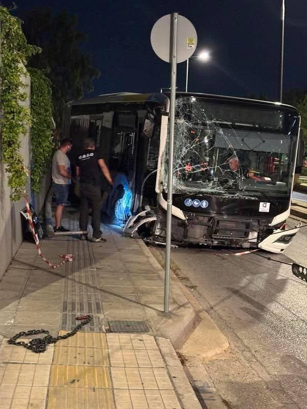 Αττική: «Ακυβέρνητο» λεωφορείο ξήλωσε κολώνες και έπεσε σε περίφραξη κτιρίου (ΦΩΤΟ-VIDEO)