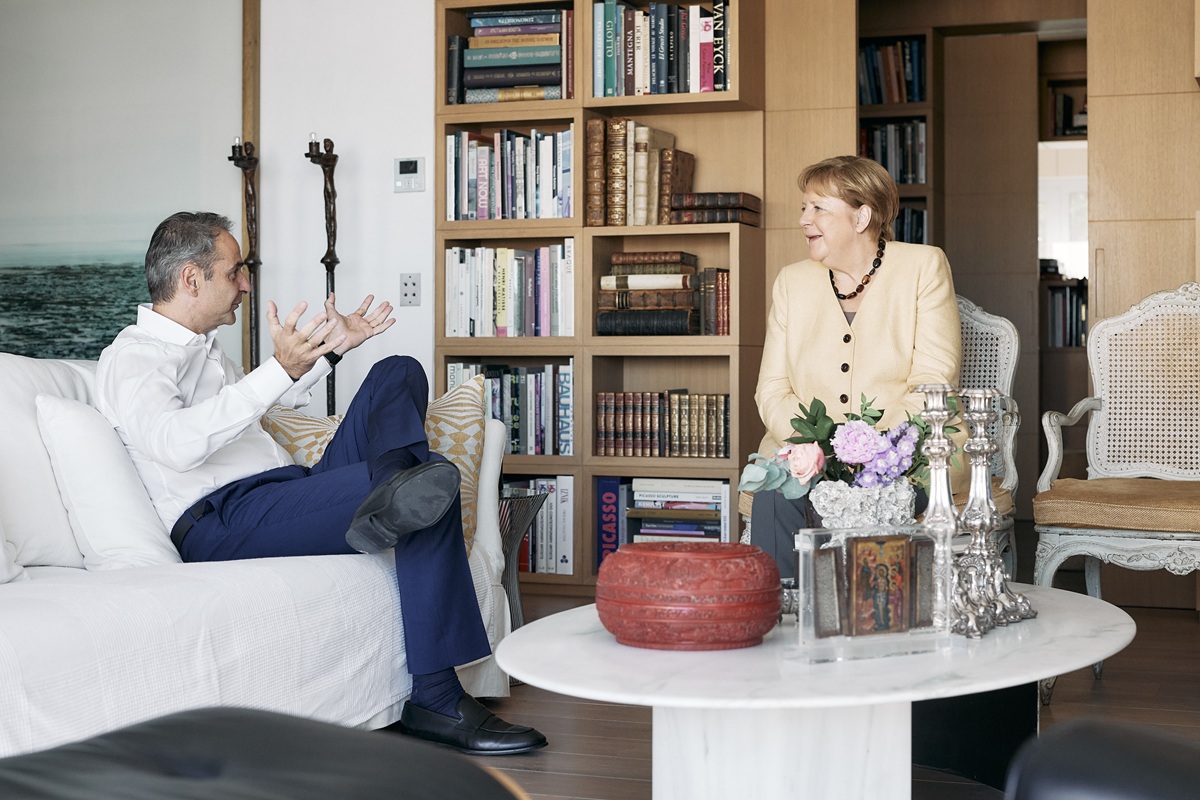 Πήραν το πρωινό τους Μέρκελ – Μητσοτάκης συζητώντας τις διεθνείς εξελίξεις