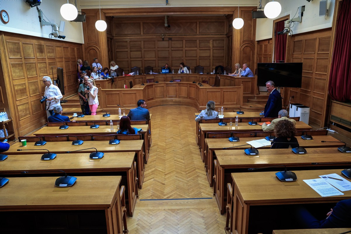 Αποχώρησαν ΠΑΣΟΚ και ΣΥΡΙΖΑ από την προκαταρκτική για τον Καραμανλή