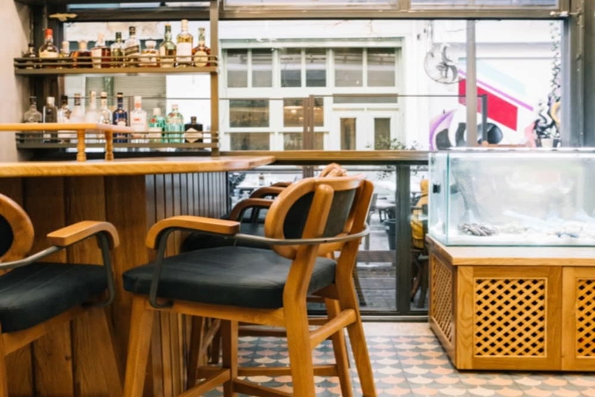 Το ουζάκι του Γκιουλέκα με συνεργάτες του πρωθυπουργού