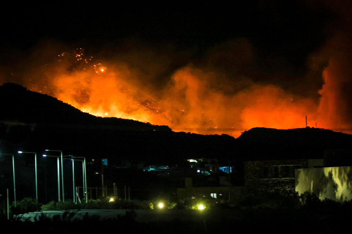 Δύσκολη νύχτα στην Ιεράπετρα – Περισσότεροι από 100 πυροσβέστες επιχειρούν στη μεγάλη φωτιά – Άνεμοι 8-9 μποφόρ (ΦΩΤΟ+VIDEO)