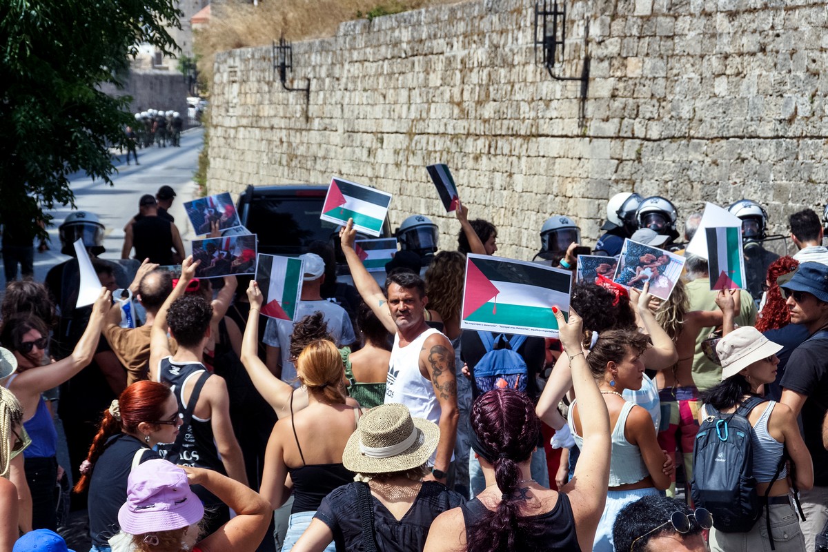 Η αλληλεγγύη επιβάλλεται – Ή μήπως… την επιβάλλουν;