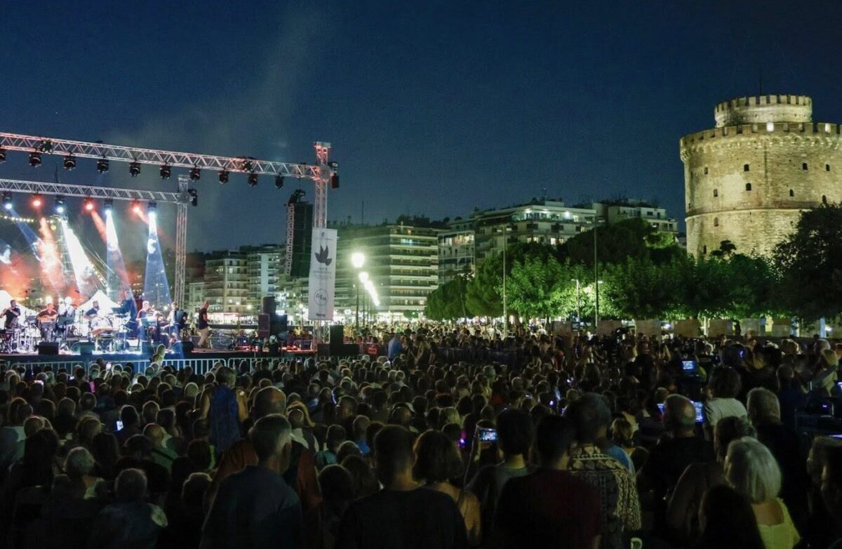 «Η Θεσσαλονίκη υποκλίνεται με σεβασμό στους αγωνιστές που έγιναν η φωνή των πολλών» – Χιλιάδες κόσμου στη συναυλία για την επέτειο Αποκατάστασης της Δημοκρατίας (ΦΩΤΟ)