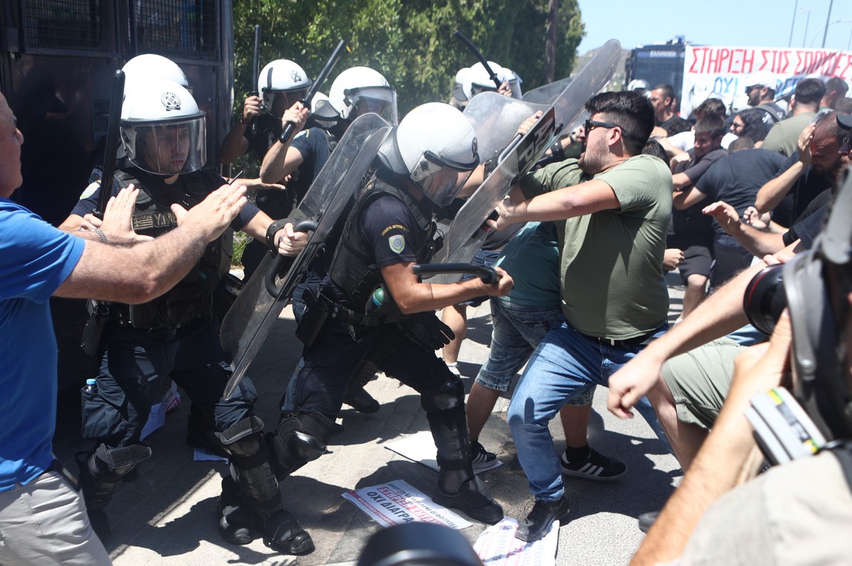 Ένταση και επεισόδια στη Σύνοδο των Πρυτάνεων (ΦΩΤΟ)