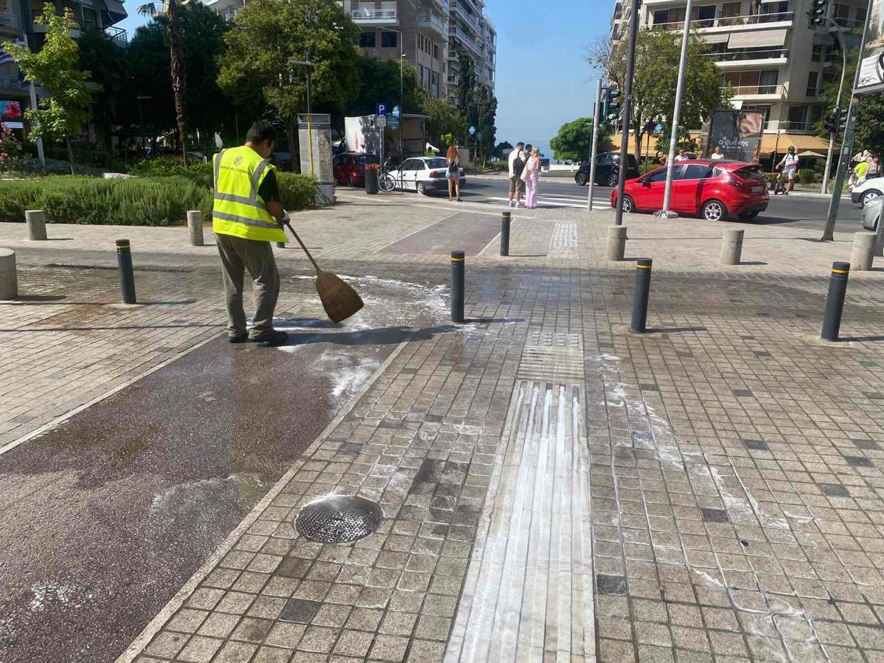 Δήμος Θεσσαλονίκης: Πλύσιμο και απολύμανση σε κεντρικούς δρόμους και πλατείες (ΦΩΤΟ)
