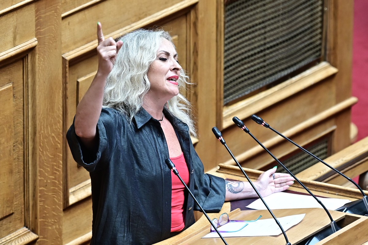 Όταν το βήμα της Βουλής γίνεται σκηνή…