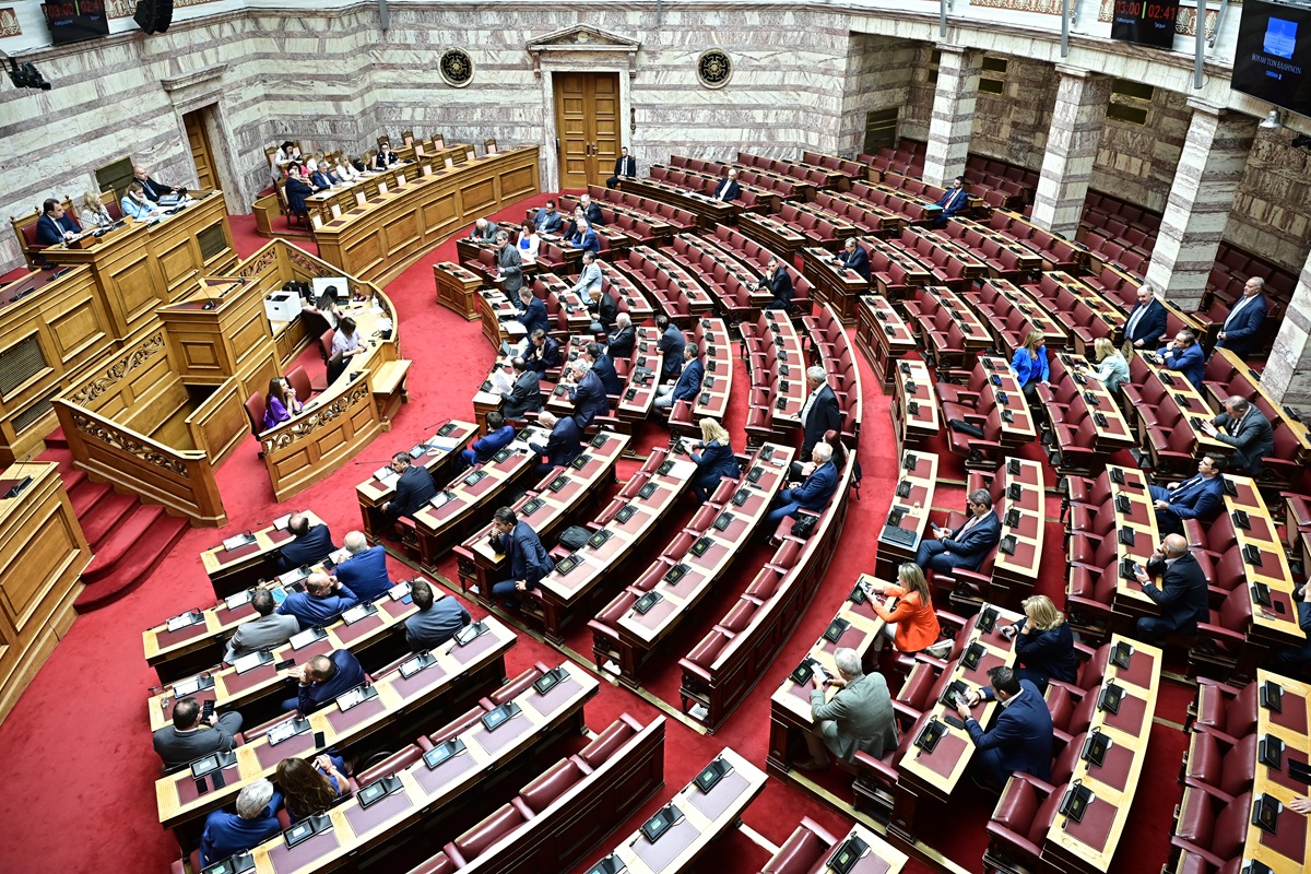 Αρχίζει στην Ολομέλεια η συζήτηση του νομοσχεδίου του υπουργείου Εργασίας και Κοινωνικής Ασφάλισης