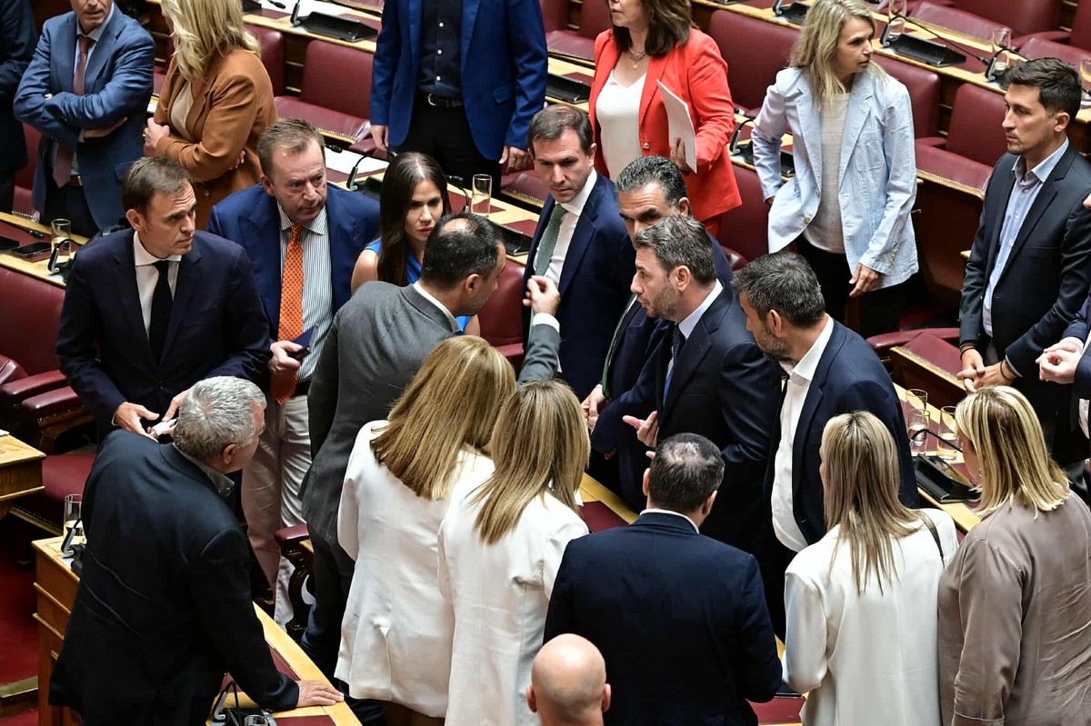 «Γελοιοποίησαν το κοινοβούλιο» – Οργή στο ΠΑΣΟΚ για τα όσα έγιναν χθες στη Βουλή