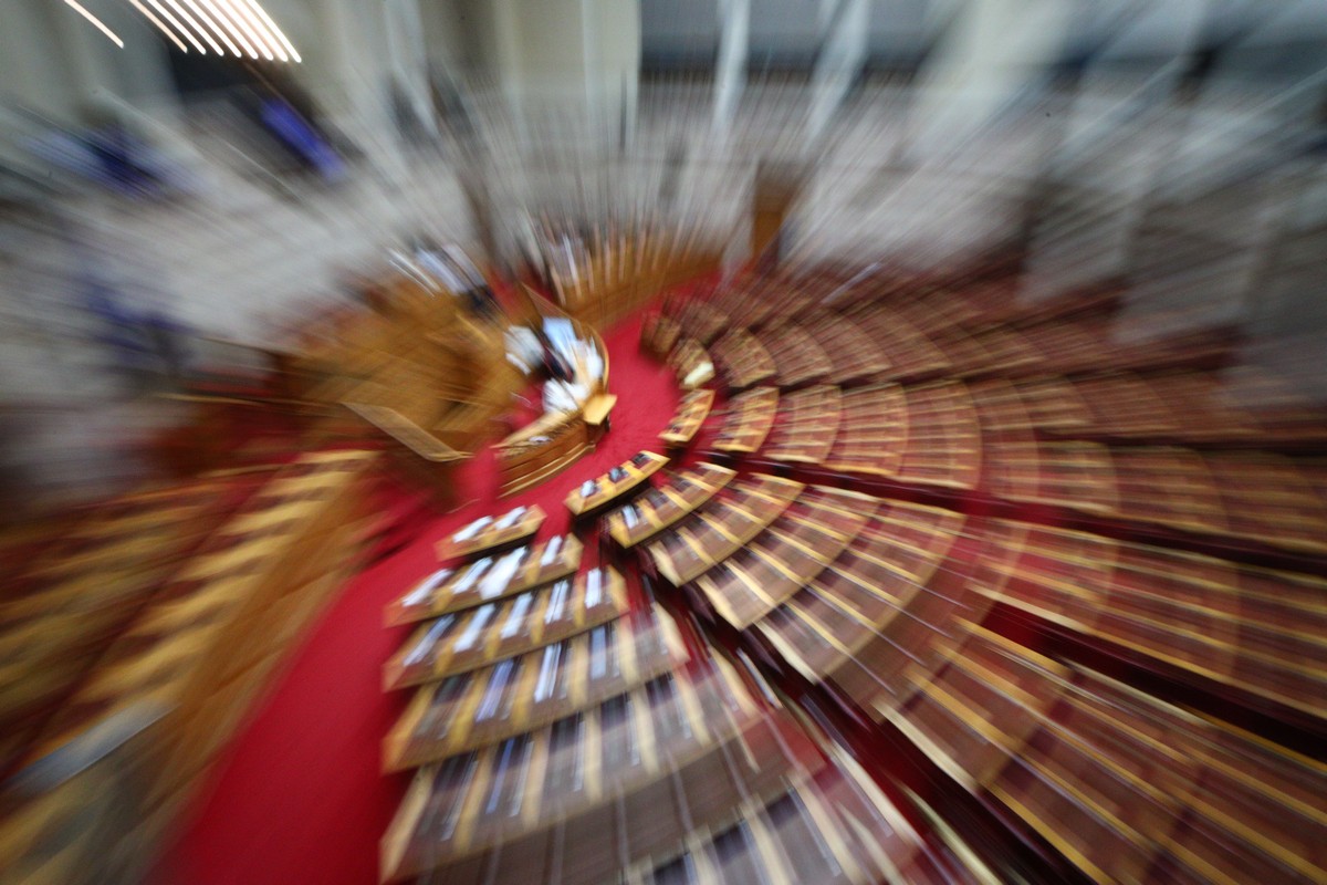 “Είστε φασίστες” – “Να τελειώνει αυτό το πανηγυράκι”: Ένταση με Ζωή Κωνσταντοπούλου στη Βουλή