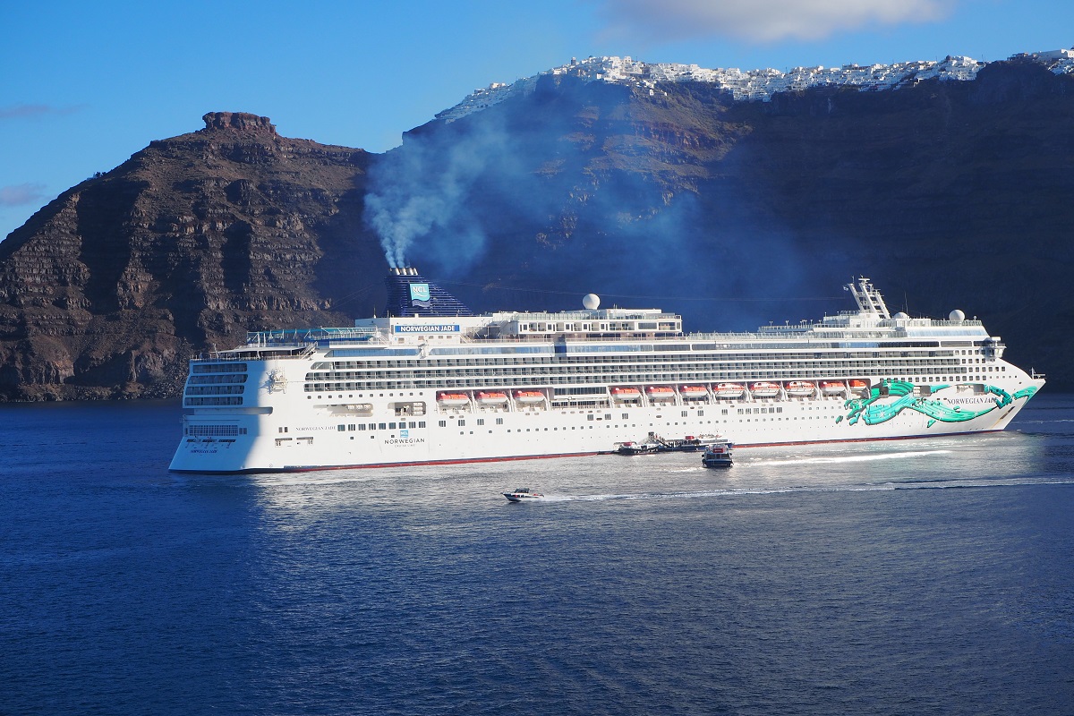 Σαντορίνη: Η κρουαζιέρα σώζει την εμπορική δραστηριότητα – Διαμαρτυρίες για το τέλος κρουαζιέρας