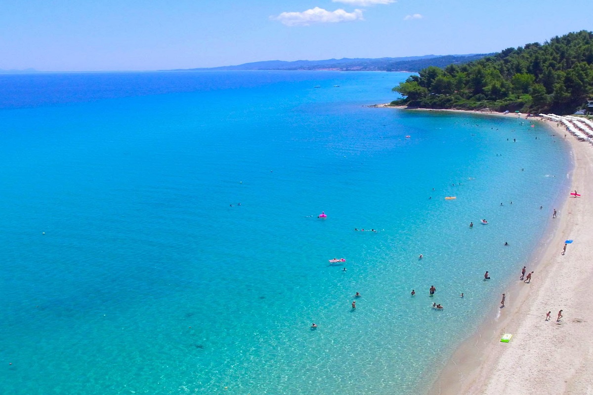 Από ποιες παραλίες αφαιρέθηκε η Γαλάζια Σημαία – 12 χάνουν το βραβείο