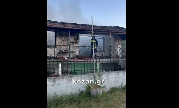 Μεγάλη φωτιά σε κατοικία στην Κοζάνη – Κατεσβέσθη από την Πυροσβεστική (VIDEO)