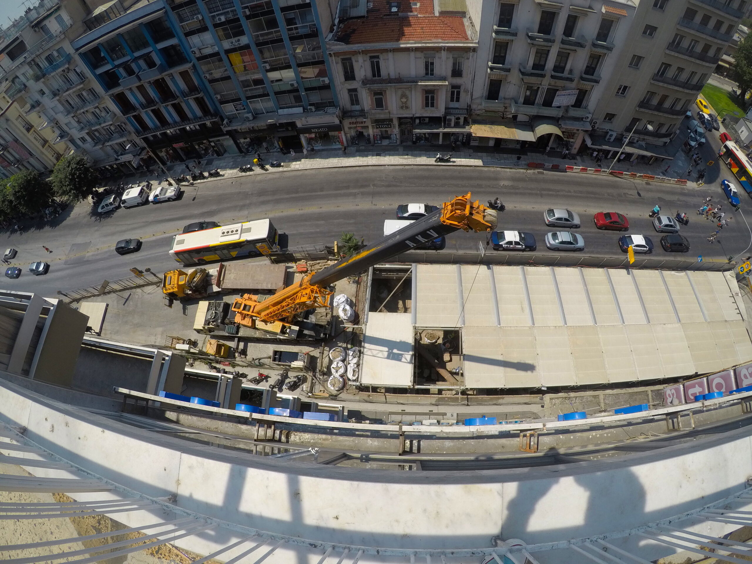 Ο ιδιωτικός τομέας καίγεται, ο δημόσιος… δροσίζεται