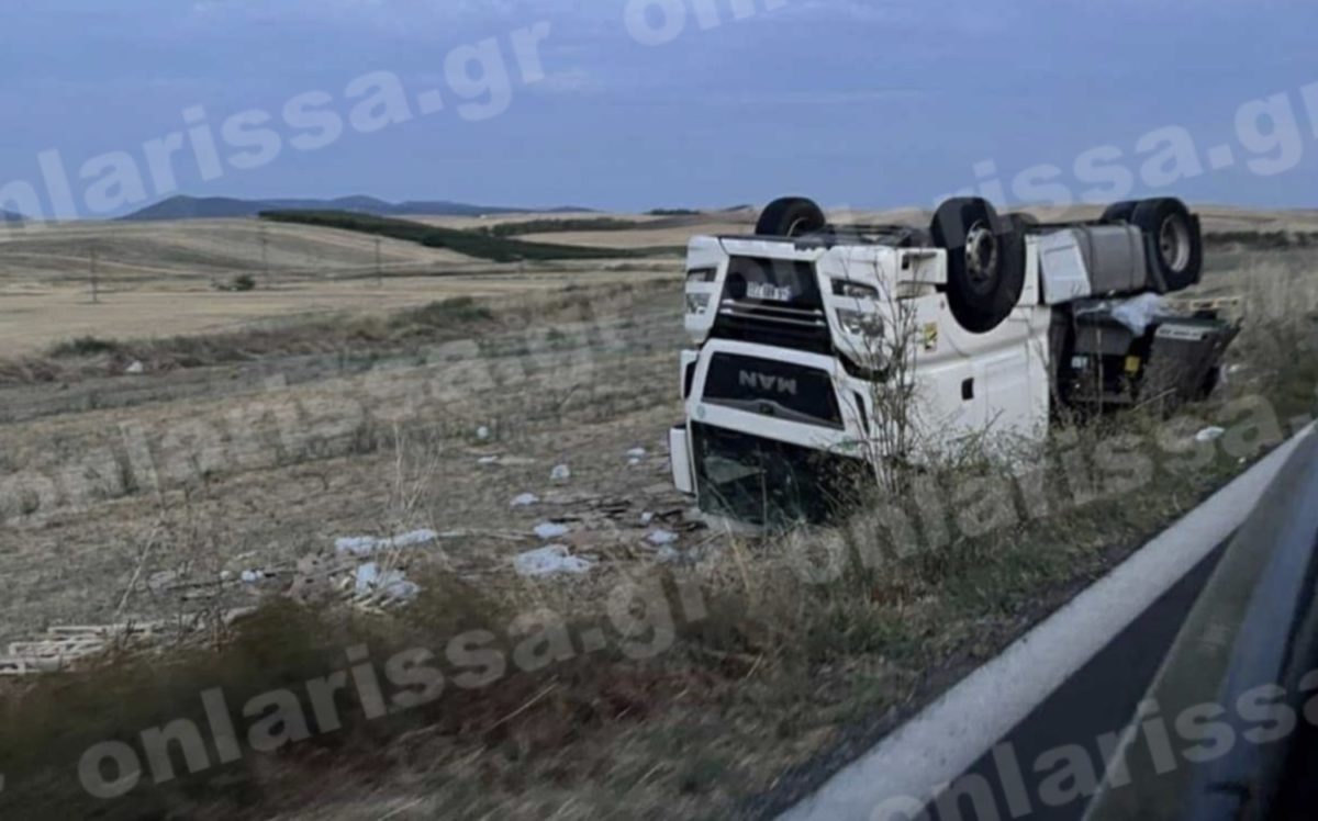 «Τούμπαρε» νταλίκα έξω από τη Λάρισα – Απεγκλωβίστηκε μόνος του ο οδηγός (ΦΩΤΟ)