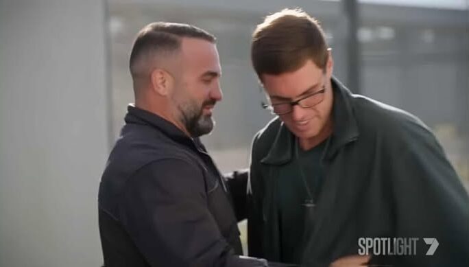 «Σε έχω ήδη συγχωρέσει»: Ο πατέρας αγκαλιάζει τον οδηγό που σκότωσε τα παιδιά του (VIDEO)