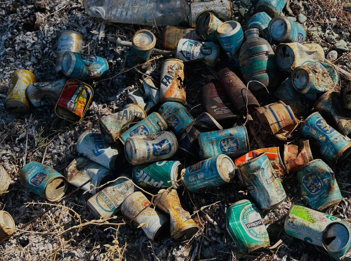 Χαλκιδική: Βρήκαν μέχρι και κουτάκια μπίρας από το 1986 – Συλλέχθηκαν… σουβενίρ τεσσάρων δεκαετιών κατά τον καθαρισμό παραλιών