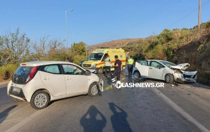 Σύγκρουση τριών οχημάτων στον ΒΟΑΚ – Δύο άτομα τραυματίστηκαν
