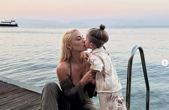 Ενθουσιασμένος ο γιός της Ιωάννας Τούνη με το φίδι που έχει στο σπίτι του μπαμπά (ΦΩΤΟ)