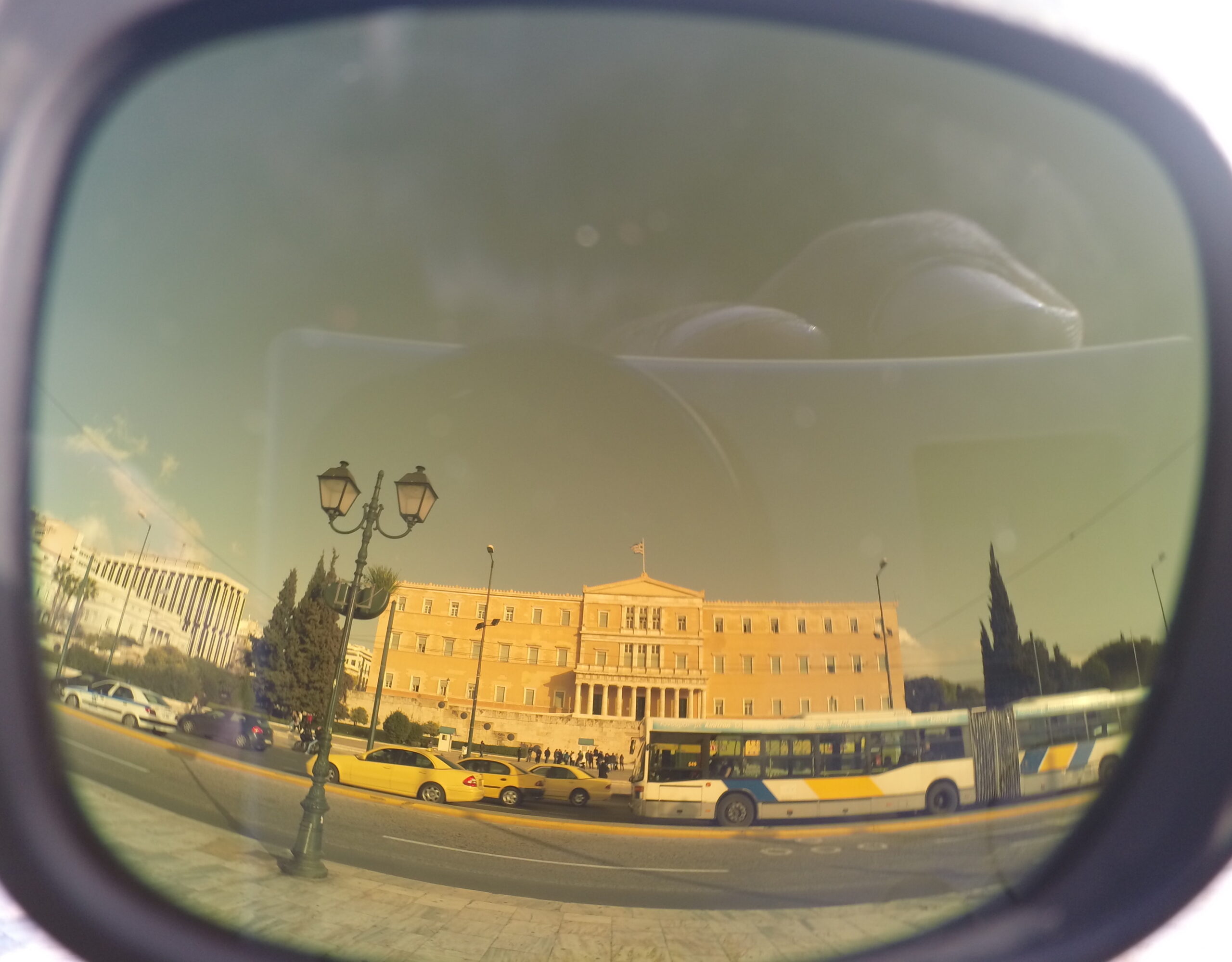 «Ξένα συμφέροντα, υποτελείς, κάτσε κάτω ρε, απατεώνες, προδότες, λαμόγια, εθνικοί μειοδότες…»