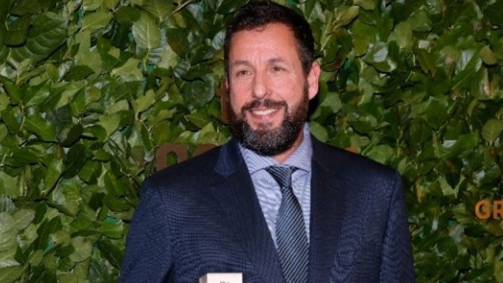 To νέο τρέιλερ της ταινίας «Jay Kelly» με πρωταγωνιστές τους Τζορτζ Κλούνεϊ και Άνταμ Σάντλερ (VIDEO)