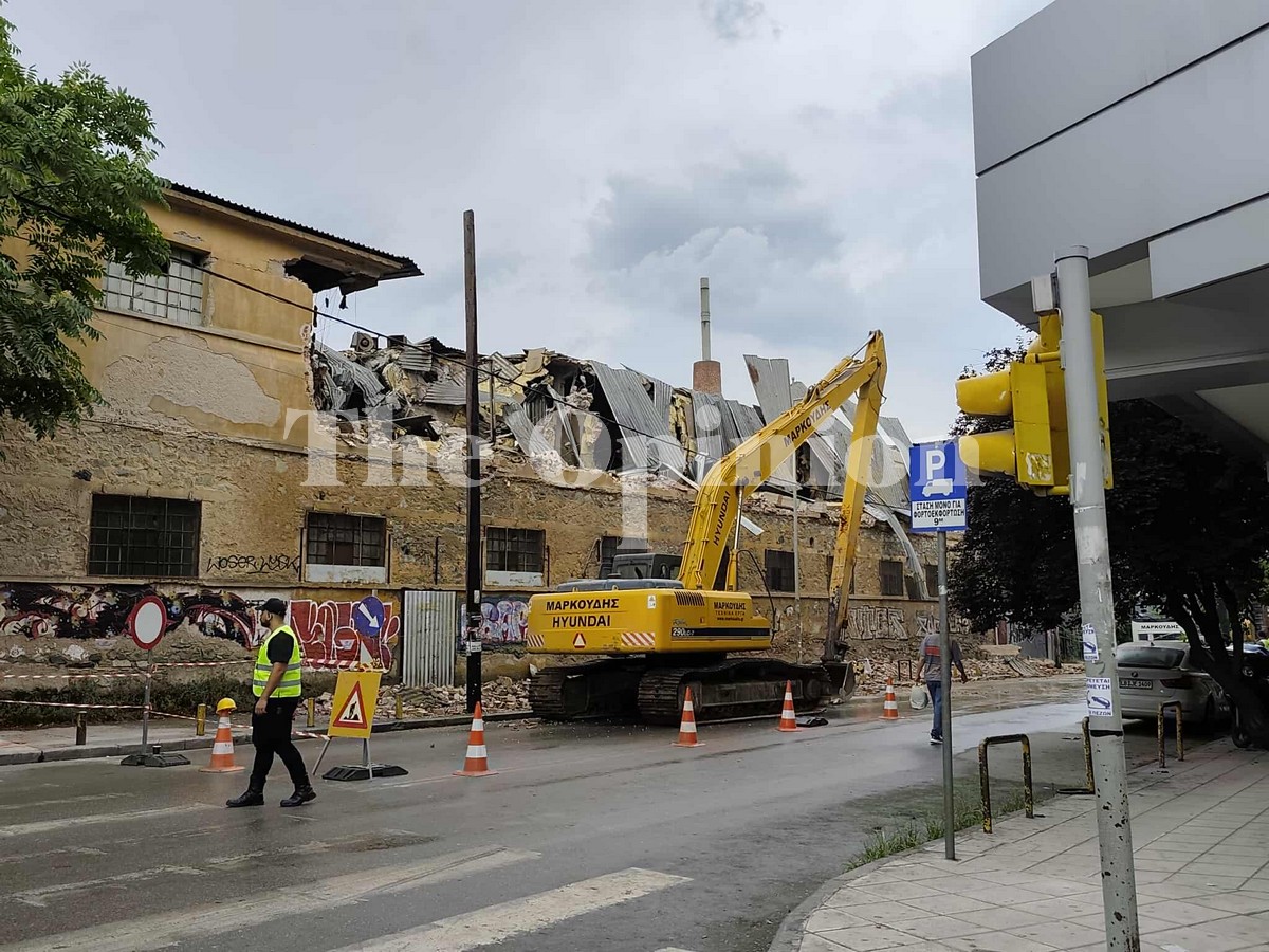 Η Αλυσίδα της βιομηχανίας, η Αλυσίδα της διασκέδασης – Ένα κτήριο, πολλές ιστορίες