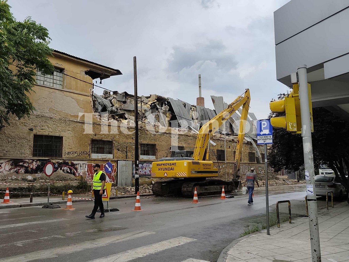 Τίτλοι τέλους για το παλιό κτήριο της «Αλυσίδας» στη Χαριλάου – Σε εξέλιξη εργασίες κατεδάφισης (ΦΩΤΟ-VIDEO)